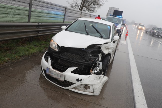 Auto auf Westautobahn bei Allhaming gegen Leitschiene gekracht