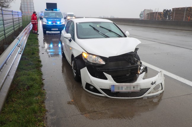 Auto auf Westautobahn bei Allhaming gegen Leitschiene gekracht