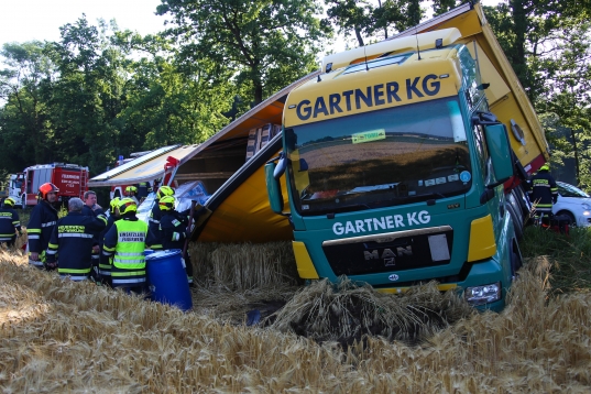Vollbeladener LKW in ein Getreidefeld in Edt bei Lambach gekippt