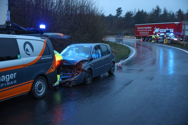 PKW auf Welser Autobahn bei Wels-Puchberg gegen Leitschiene und Anpralldmpfer gekracht