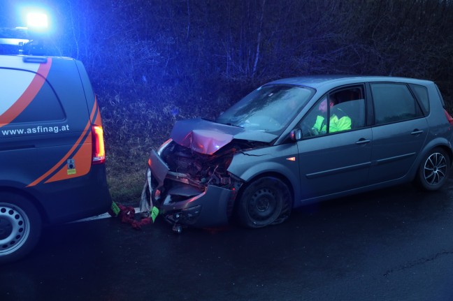 PKW auf Welser Autobahn bei Wels-Puchberg gegen Leitschiene und Anpralldmpfer gekracht