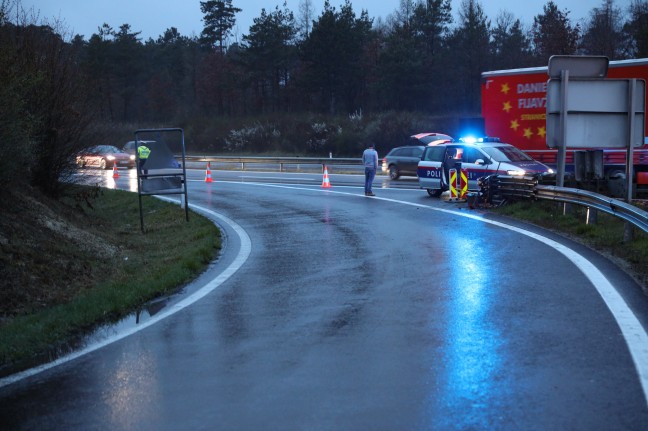 PKW auf Welser Autobahn bei Wels-Puchberg gegen Leitschiene und Anpralldmpfer gekracht