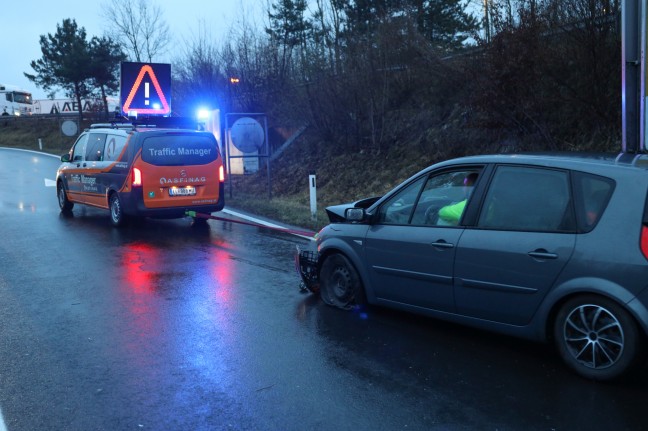 PKW auf Welser Autobahn bei Wels-Puchberg gegen Leitschiene und Anpralldmpfer gekracht