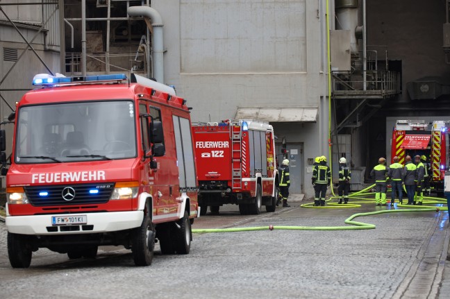 Feuerwehr bei Brand in einem Zementwerk in Kirchdorf an der Krems im Einsatz