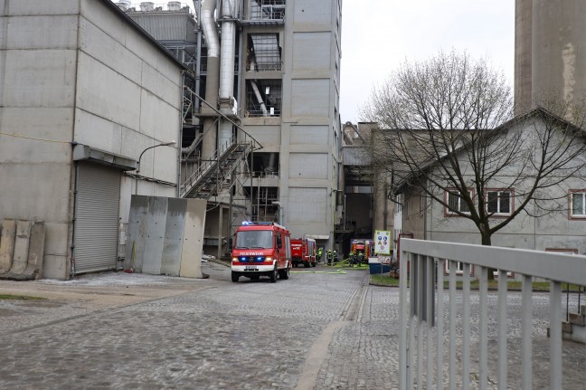 Feuerwehr bei Brand in einem Zementwerk in Kirchdorf an der Krems im Einsatz