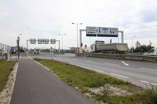 Streit zwischen Fahrzeuglenkern in Hörsching endet mit Einsatz des Rettungshubschraubers