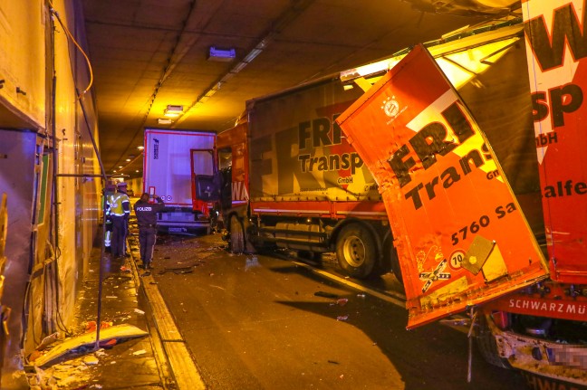 Schwerer LKW-Crash mit drei Schwerfahrzeugen im Tunnel Noitzmühle auf Innkreisautobahn bei Wels