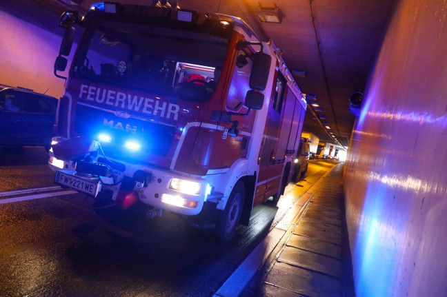 Schwerer LKW-Crash mit drei Schwerfahrzeugen im Tunnel Noitzmühle auf Innkreisautobahn bei Wels