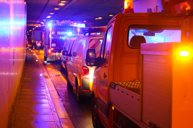 Schwerer LKW-Crash mit drei Schwerfahrzeugen im Tunnel Noitzmühle auf Innkreisautobahn bei Wels
