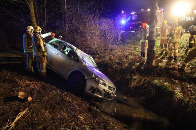 Auto in Ried im Innkreis nach Irrfahrt ber Fuweg in Bach gestrzt