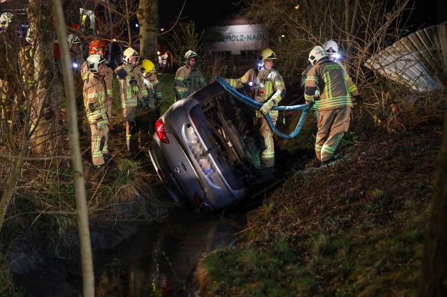 Auto in Ried im Innkreis nach Irrfahrt ber Fuweg in Bach gestrzt