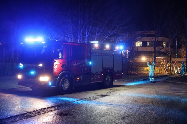 Auto in Ried im Innkreis nach Irrfahrt ber Fuweg in Bach gestrzt