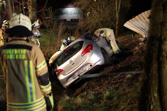 Auto in Ried im Innkreis nach Irrfahrt ber Fuweg in Bach gestrzt