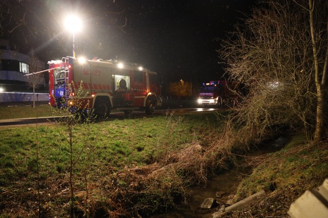 Auto in Ried im Innkreis nach Irrfahrt ber Fuweg in Bach gestrzt