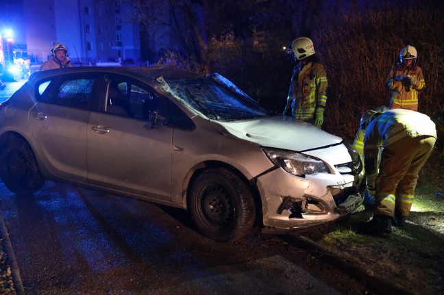 Auto in Ried im Innkreis nach Irrfahrt ber Fuweg in Bach gestrzt