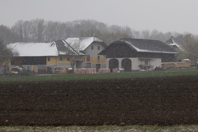 Einsatzkräfte zu Personenrettung einer verschütteten Person nach Atzbach alarmiert