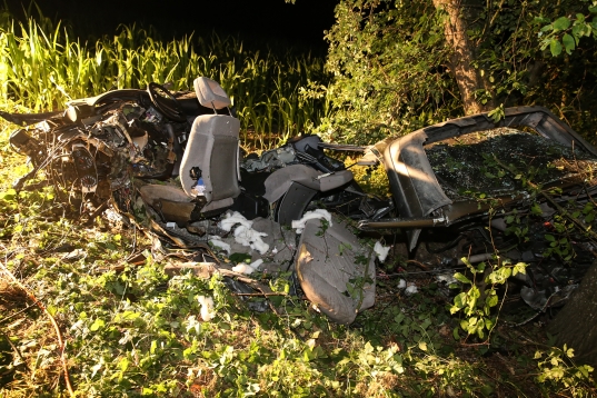 Fahrzeug bei schwerem Unfall in Rottenbach in mehrere Teile gerissen