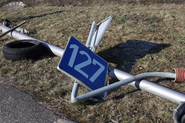 Autolenkerin (28) nach schwerem Verkehrsunfall bei Niederwaldkirchen im Klinikum verstorben