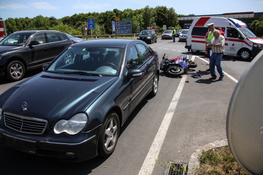 Schwerer Auffahrunfall zwischen drei PKW und einem Motorrad bei Wels-Nord