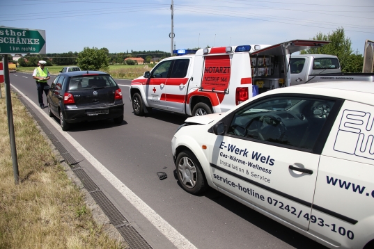 Schwerer Auffahrunfall zwischen drei PKW und einem Motorrad bei Wels-Nord