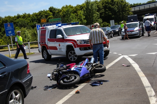 Schwerer Auffahrunfall zwischen drei PKW und einem Motorrad bei Wels-Nord