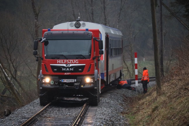 Felssturz auf Mühlkreisbahn: Triebwagen nach Kollision mit Felsbrocken bei Arnreit teils entgleist
