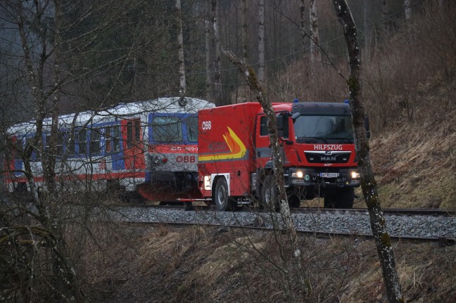 Felssturz auf Mühlkreisbahn: Triebwagen nach Kollision mit Felsbrocken bei Arnreit teils entgleist