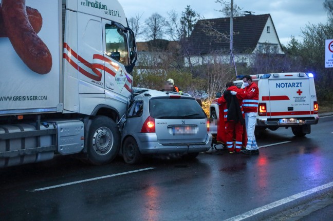 Schwere Kollision zwischen LKW und PKW in Wels-Pernau