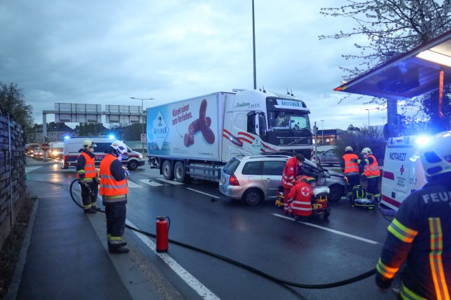 Schwere Kollision zwischen LKW und PKW in Wels-Pernau