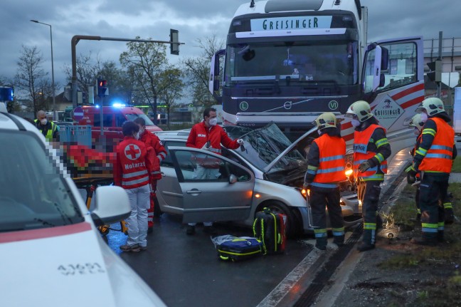 Schwere Kollision zwischen LKW und PKW in Wels-Pernau