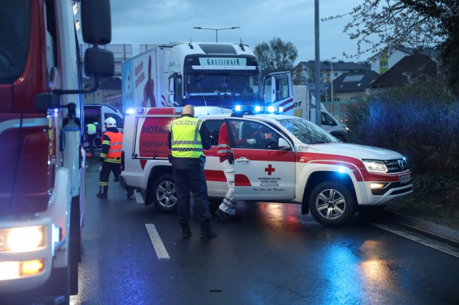 Schwere Kollision zwischen LKW und PKW in Wels-Pernau