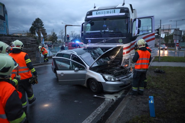 Schwere Kollision zwischen LKW und PKW in Wels-Pernau