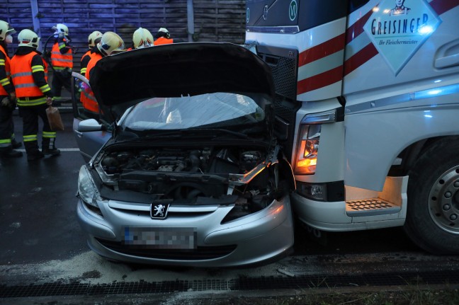 Schwere Kollision zwischen LKW und PKW in Wels-Pernau