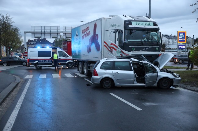 Schwere Kollision zwischen LKW und PKW in Wels-Pernau