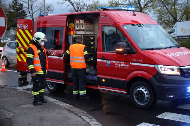 Schwere Kollision zwischen LKW und PKW in Wels-Pernau