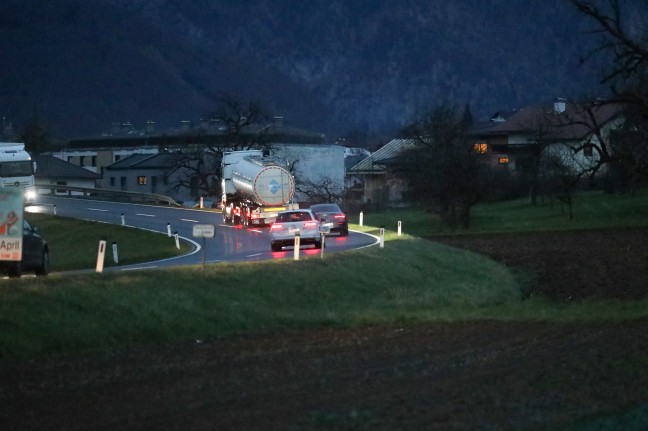 Alkolenker bei Autoüberschlag auf Salzkammergutstraße in Pinsdorf verletzt