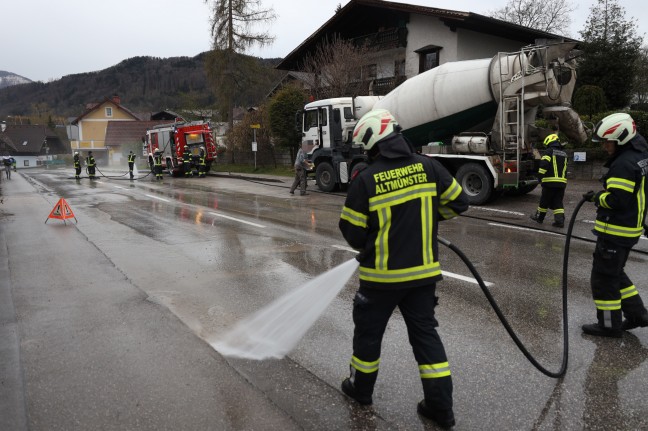 Mischwagen verteilte in Altmnster versehentlich whrend der Fahrt Beton auf der Strae