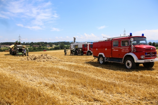 Drei Feuerwehren bei Brand einer Strohpresse in Sipbachzell im Einsatz