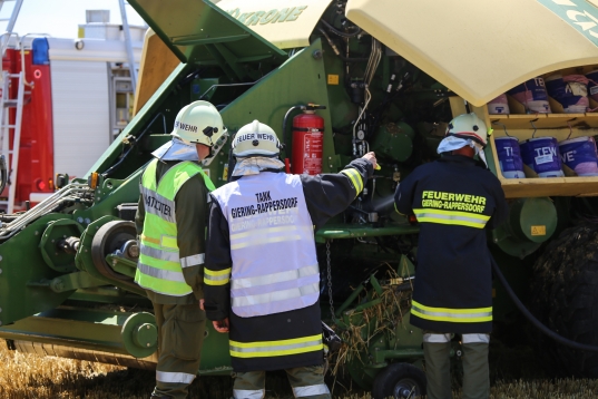 Drei Feuerwehren bei Brand einer Strohpresse in Sipbachzell im Einsatz