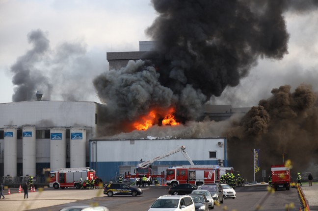 Großeinsatz bei Brand eines Firmenhallenkomplexes in Enns