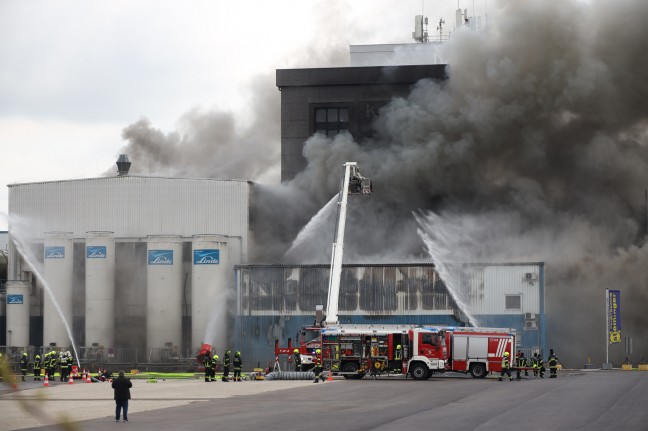 Großeinsatz bei Brand eines Firmenhallenkomplexes in Enns