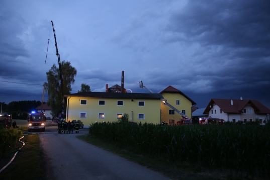 Acht Feuerwehren bei Brand auf einem Bauernhof in Michaelnbach im Einsatz