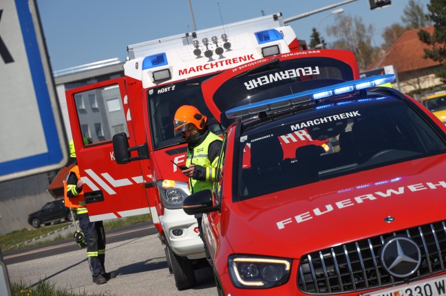 Betriebsmittel bei Kreuzungsunfall auf Wiener Straße in Marchtrenk ausgelaufen