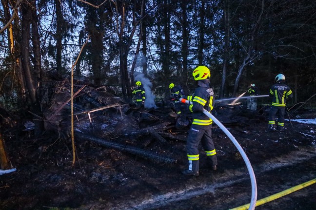 Brand einer greren Holzhtte in Kronstorf sorgt fr Einsatz zweier Feuerwehren