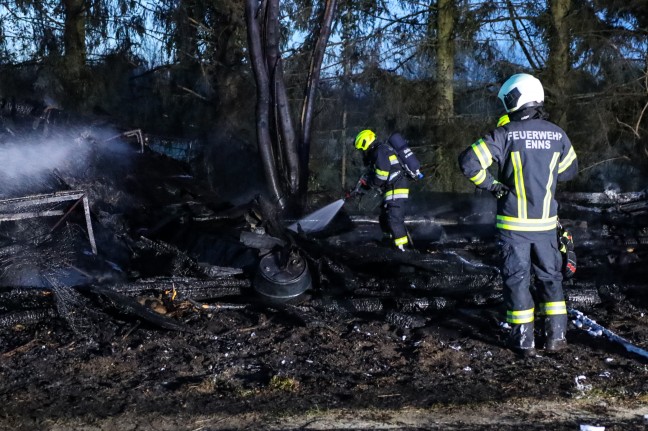 Brand einer greren Holzhtte in Kronstorf sorgt fr Einsatz zweier Feuerwehren