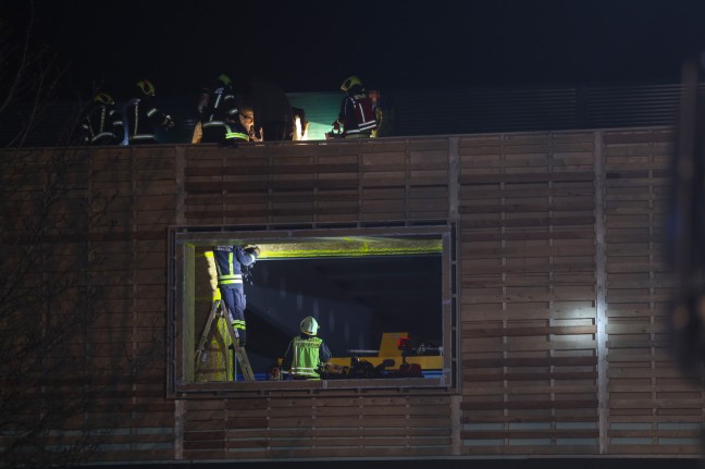 Drei Feuerwehren bei Brand auf einer Baustelle in Haibach ob der Donau im Einsatz