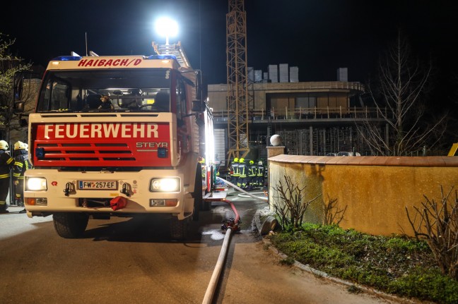 Drei Feuerwehren bei Brand auf einer Baustelle in Haibach ob der Donau im Einsatz