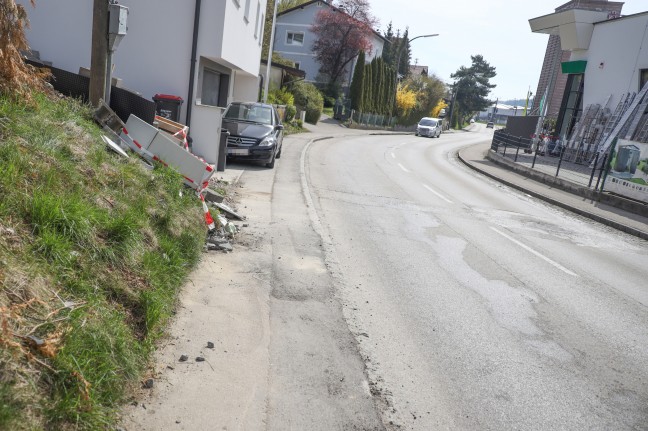 Auto bei Kollision mit Stromverteilerkasten in Grieskirchen überschlagen