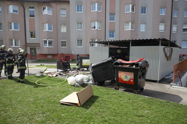 Brand mehrerer Müllcontainer in einer Sammelinsel einer Wohnanlage in Wels-Neustadt