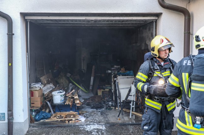 Brand in der Garage eines Reihenhauses in Wels-Neustadt